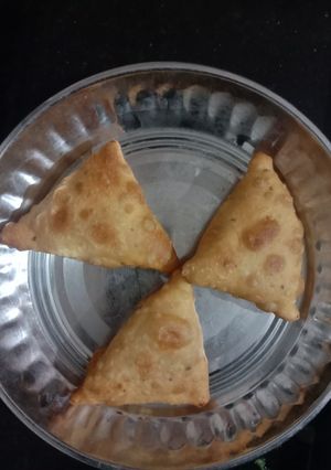 સમોસા (Samosa Recipe In Gujarati) રેસીપી મુખ્ય ફોટો