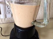 Una foto de smoothies de ciruelas