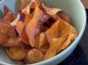 Uma foto de batata doce chips