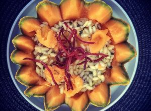 Foto di Risotto al melone e crema di basilico con ciuffetti di bresaola