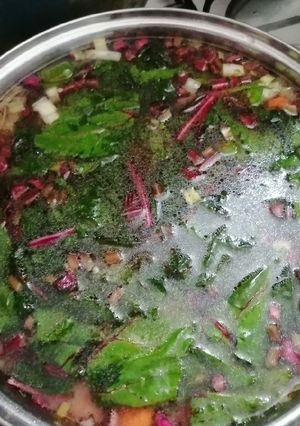 Una foto de Arroz blanco con zanahoria y hojas de betabel
