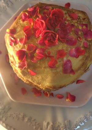 Une photo de Mille-crêpe fraise rose rouge