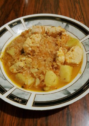 Una foto de Arroz con pollo 🍗 y verduras