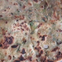 A picture of Aloo methi thepla.