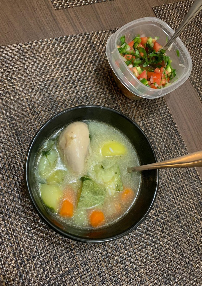 Una foto de Caldo de pollo 🐓