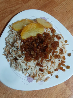 عکسی از دستور رشته پلو با کشمش
