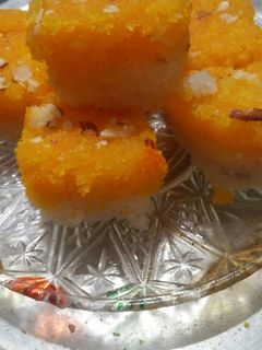 કોપરાની ટુ લેયર બરફી(coconut two layerbarfi recipe in gujarati) રેસીપી મુખ્ય ફોટો