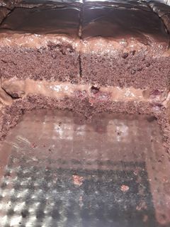 Csokis piskóta, csokis pudinggal és meggyel recept fotója
