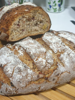 Una foto de Pan de centeno con nueces y arándanos