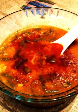 Una foto de Sopa de judías redonda y patatas al pimentón ahumado-vegano