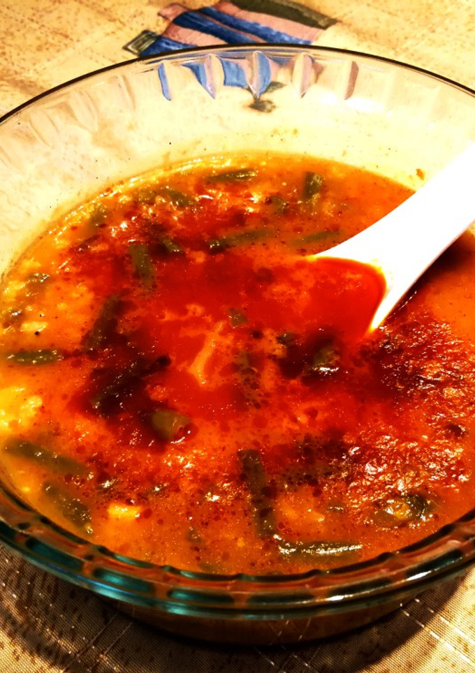 Una foto de Sopa de judías redonda y patatas al pimentón ahumado-vegano