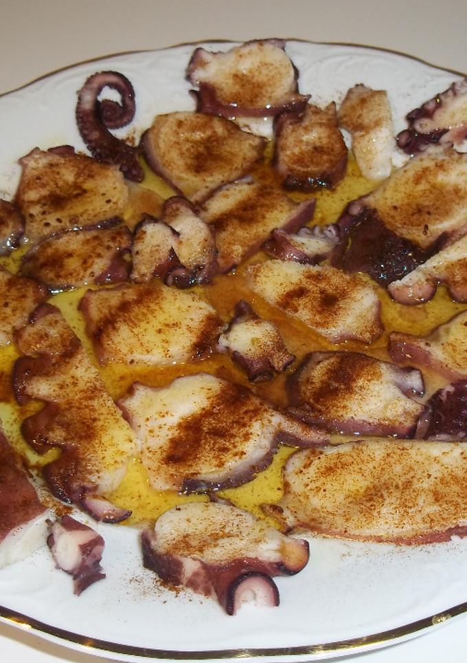 Una foto de Pulpo congelado hervido con pimentón