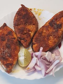 मालवणी पद्धतीची सुरमई फ्राय (surmai fry recipe in marathi) रेसिपी चे मुख्य फोटो