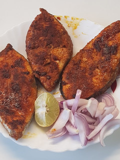 मालवणी पद्धतीची सुरमई फ्राय (surmai fry recipe in marathi) रेसिपी चे मुख्य फोटो