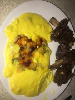 Una foto de Costillas de res al horno con polenta cremosa de puerros