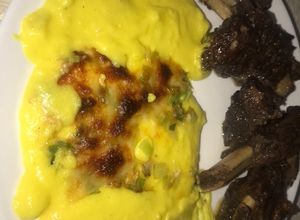 Una foto de Costillas de res al horno con polenta cremosa de puerros