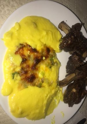 Una foto de Costillas de res al horno con polenta cremosa de puerros