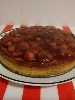 Una foto de Tarta de queso light con sirope de fresas