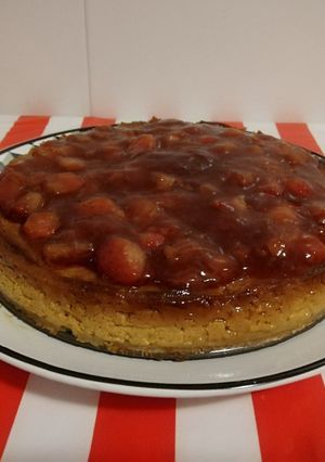 Una foto de Tarta de queso light con sirope de fresas