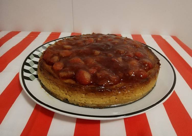 Tarta de queso light con sirope de fresas