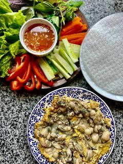 Hình của món Hàu Sữa Chiên Trứng Cuốn Bánh Tráng.