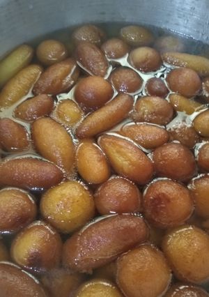 A picture of Gulab jamun.