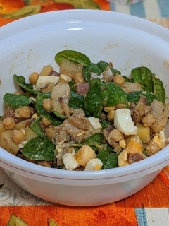 Una foto de Ensalada de garbanzos con espinacas y bacalao ahumado
