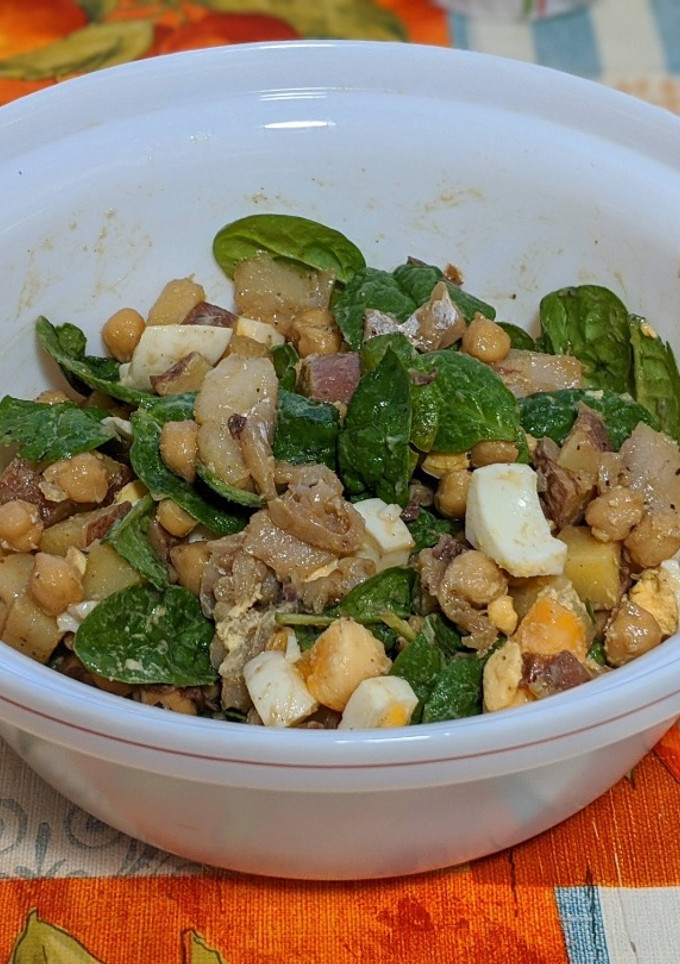 Una foto de Ensalada de garbanzos con espinacas y bacalao ahumado