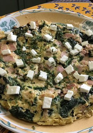 Une photo de Omelette au épinards frais, jambon et feta