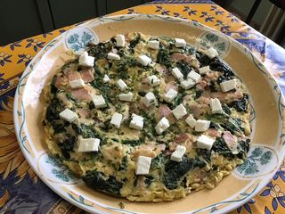Omelette au épinards frais, jambon et feta