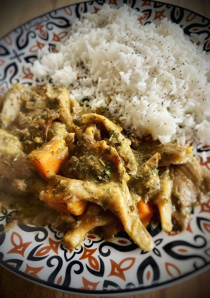 Una foto de Curry de plátano, calabaza y setas con leche de coco