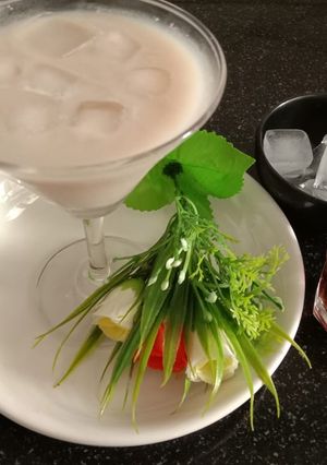 कोलकाता की फेमस दूध कोला ड्रिंक (Kolkata ki famous doodh cola drink recipe in Hindi) रेसिपी मुख्य फोटो
