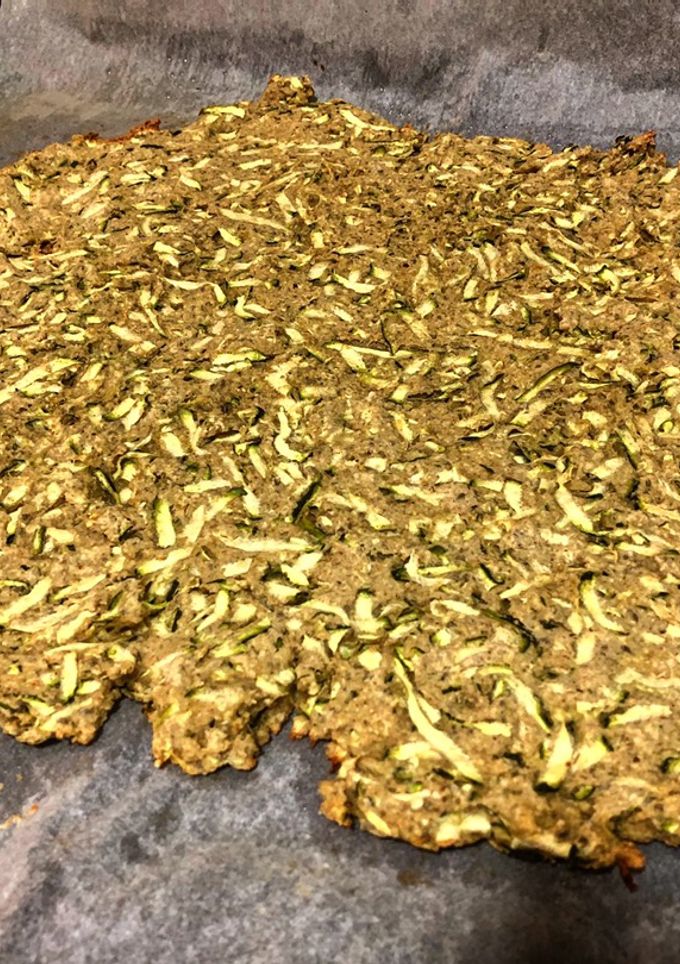 Una foto de Base de pizza con calabacín, avena y chía