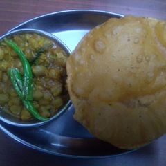 A picture of Chole bhatoore.