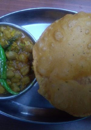 A picture of Chole bhatoore.