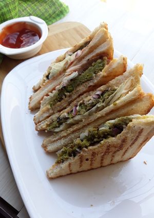 A picture of Iceberg Lettuce Falafel Sandwich.
