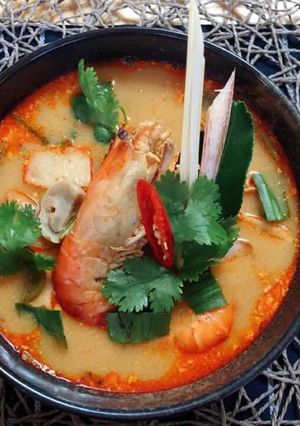 A picture of 🧑🏽‍🍳🧑🏼‍🍳 Tom Yum Goong Recipe •Creamy Tom Yum Soup • Tom Yum Nam Kon |ThaiChef Food.