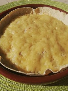 Una foto de Enchilada picante de frijoles, carne y queso🔥