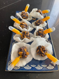 Una foto de Trufas de morcilla crocantes con salsa de mango 🥭