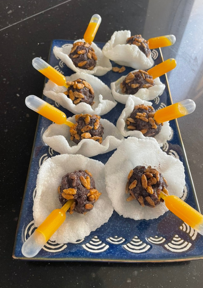 Una foto de Trufas de morcilla crocantes con salsa de mango 🥭
