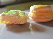 Une photo de macarons agrumes