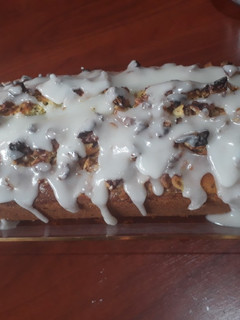Una foto de Budín de limón con semillas de amapola, nueces y glacé