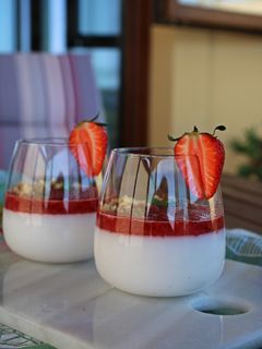 Una foto de Panacota vegana de coco y fresas