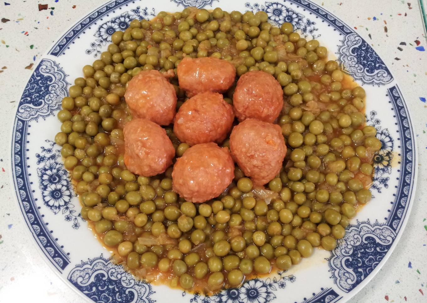 Albóndigas de pollo con guisantes