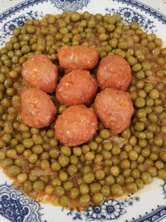 Una foto de Albóndigas de pollo con guisantes