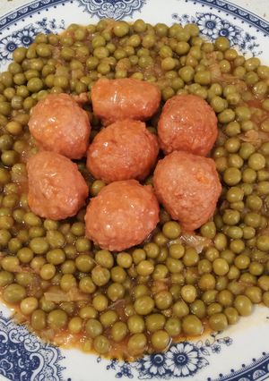 Una foto de Albóndigas de pollo con guisantes
