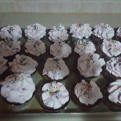 A picture of Queen cakes.