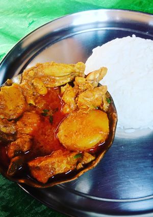 নতূন আলু দিয়ে ঝাল চিকেন র ঝোল (Natun aloo diye chicken r jhol recipe in Bengali) রেসিপির প্রধান ছবি