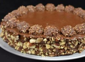 Una foto de Pastel Ferrero Rocher 