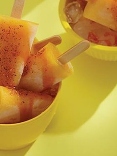 Una foto de Paleta de mango con chamoy